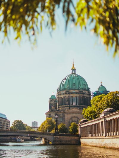 德国柏林大教堂白天低角度摄影